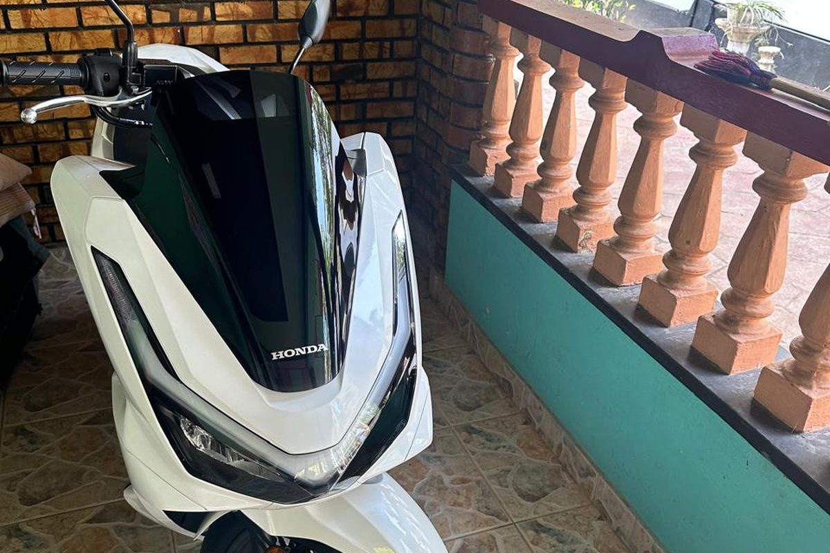 White Honda PCX 125 scooter delivered by AlexRia